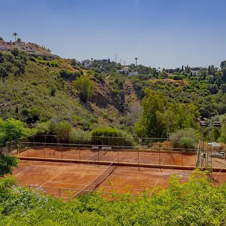 Cubo's Luxury Golf & Parking * ماربيا
